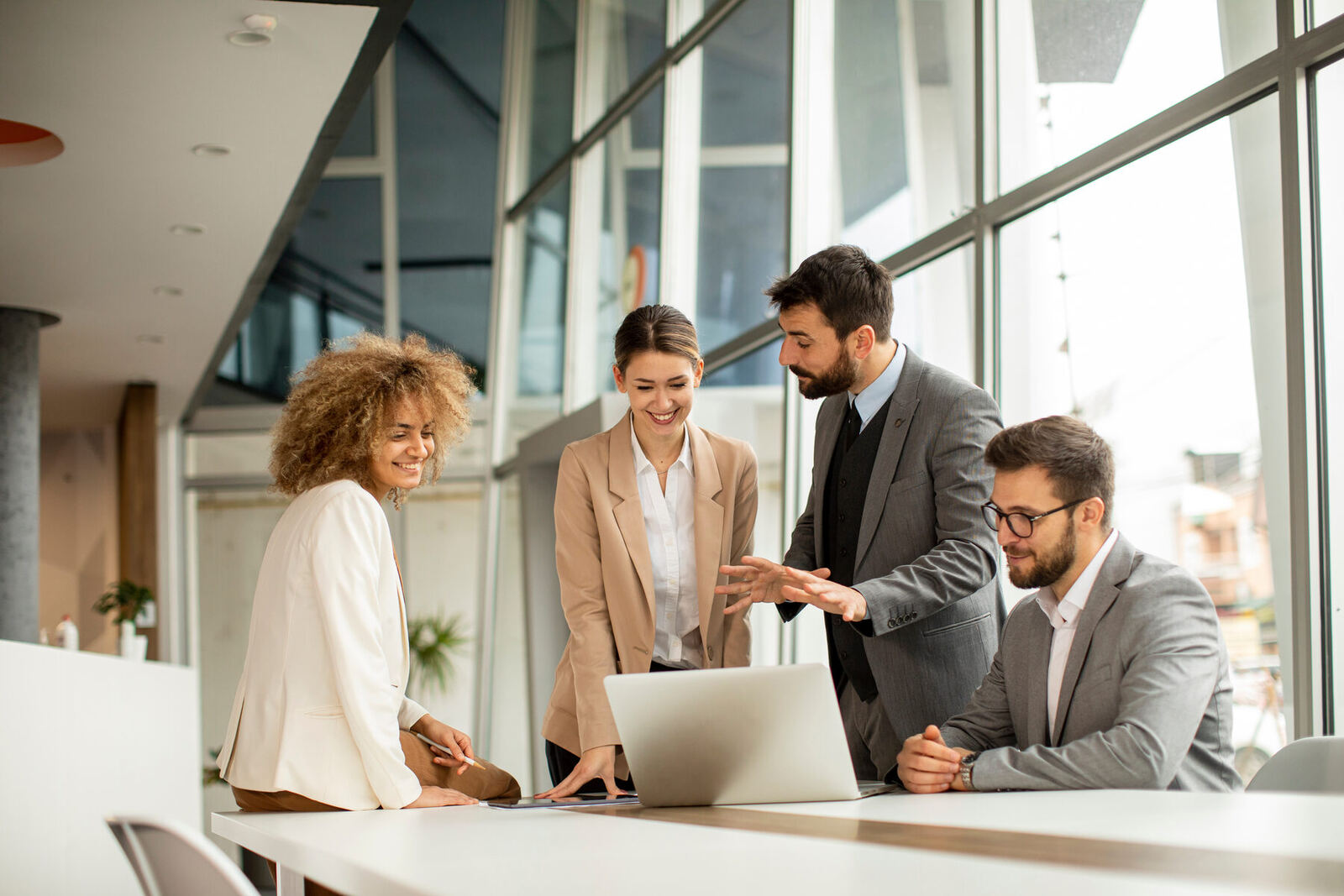 Team im Austausch am Arbeitsplatz