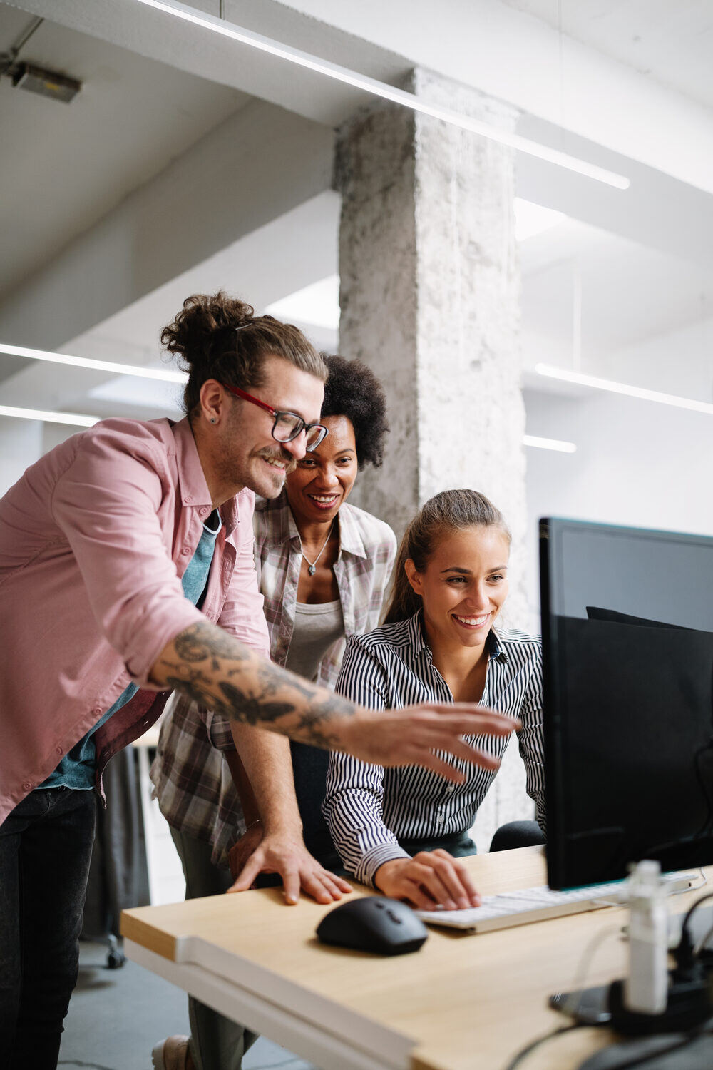 Team bei der Auswertung am Arbeitsplatz